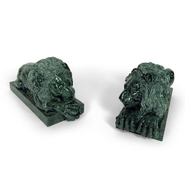 Coppia di leoni accovacciati in marmo verde