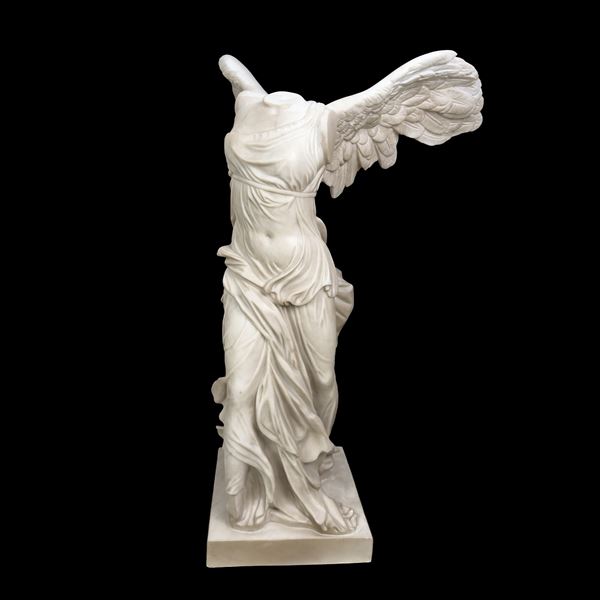 Nike di Samotracia in marmo bianco