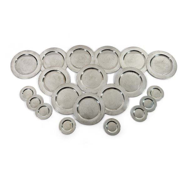 Dodici sottopiatti in argento dorato e dodici piattini da pane in argento