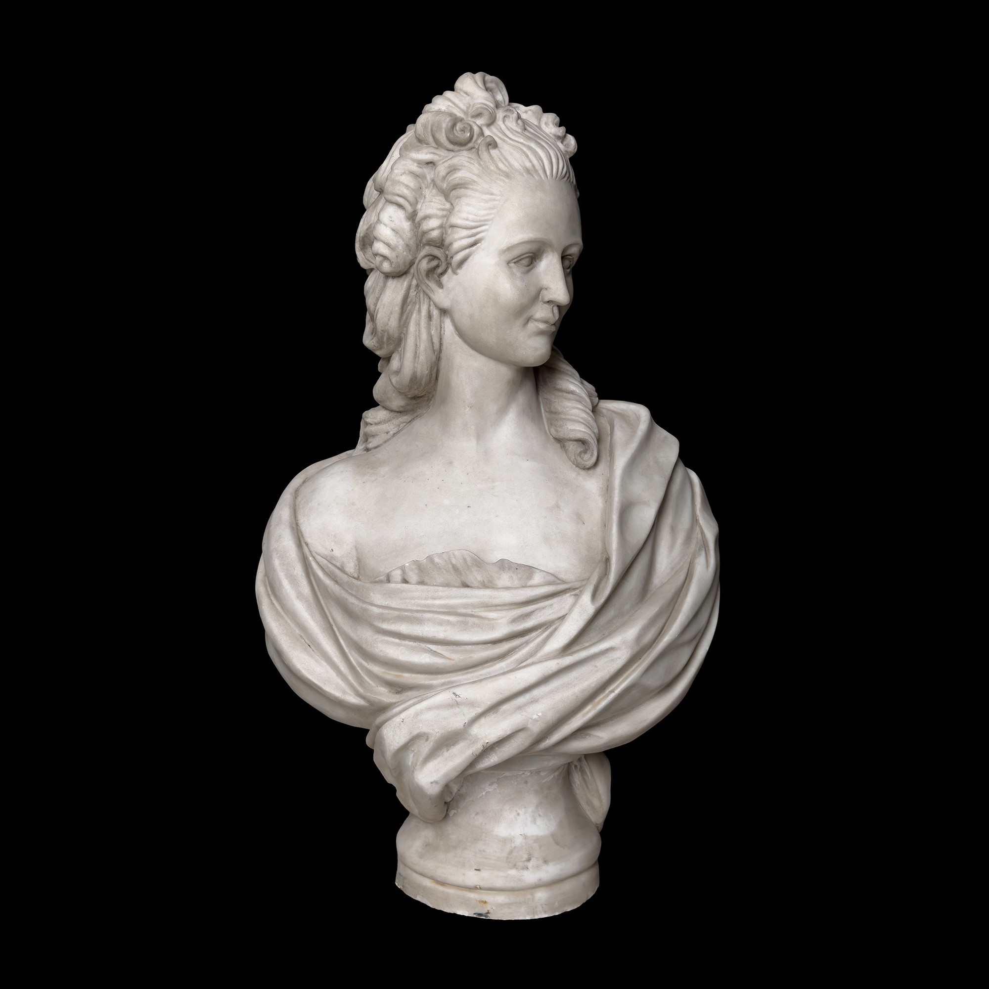 Coppia di busti muliebri, marmo bianco, cm 87x60