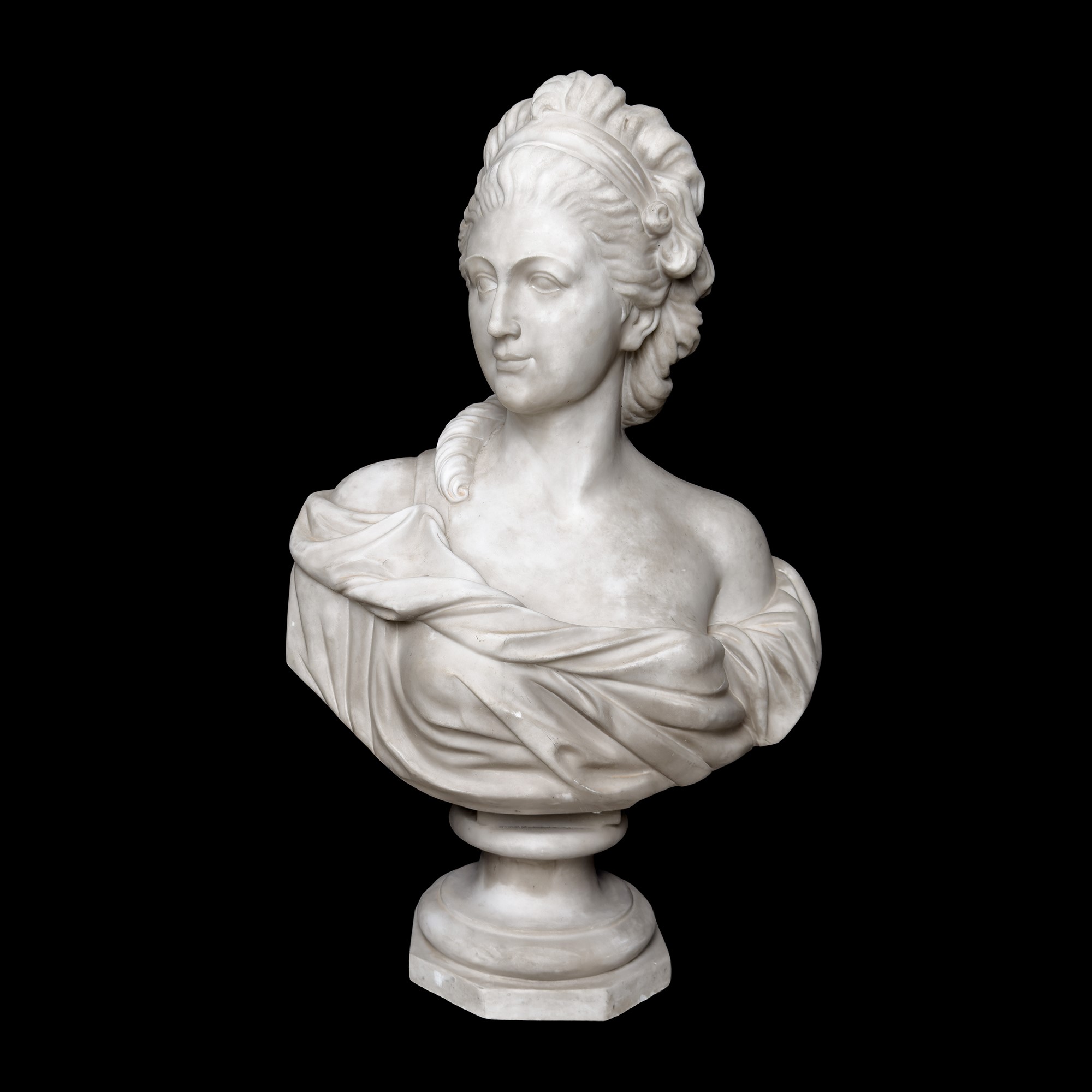 Coppia di busti muliebri, marmo bianco, cm 87x60