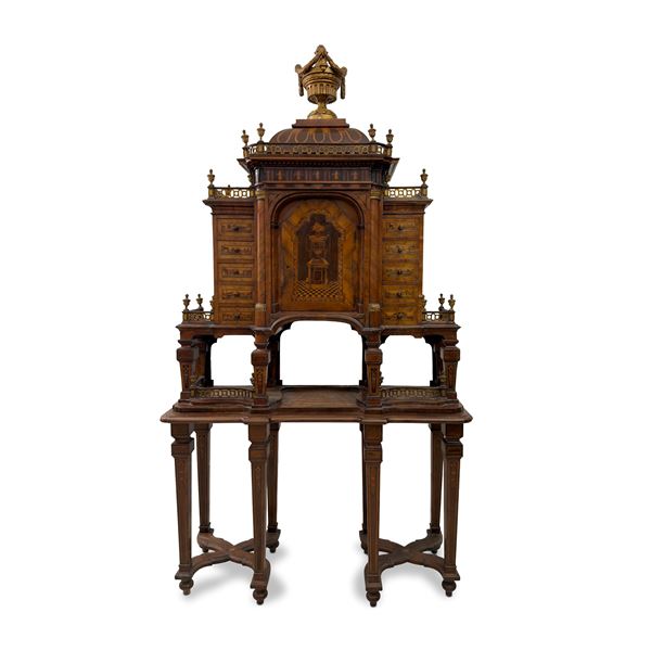 Stipo lastronato in noce, fine del XVIII - inizi del XIX secolo