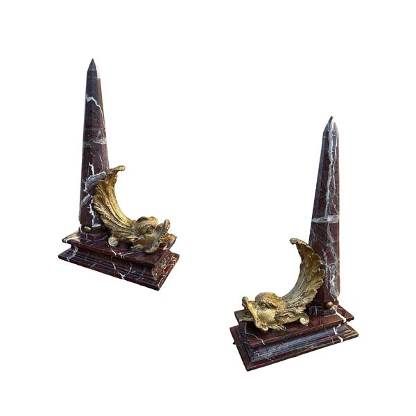 Coppia di obelischi sfaccettati in marmo rosso Levanto