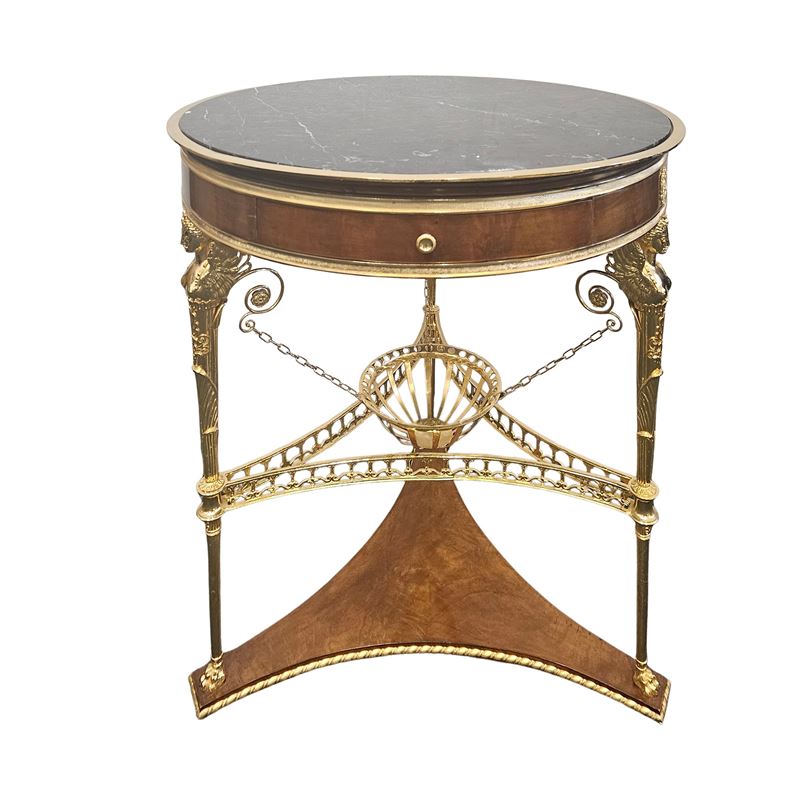 Tavolo impiallacciato in mogano con ricca montatura di bronzi cesellati e dorati