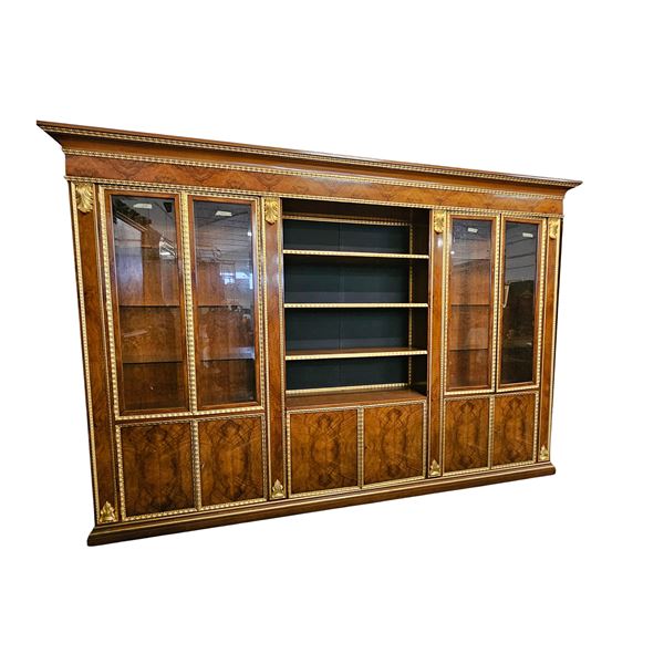 Grande libreria impiallacciata in radica di noce con particolari dorati