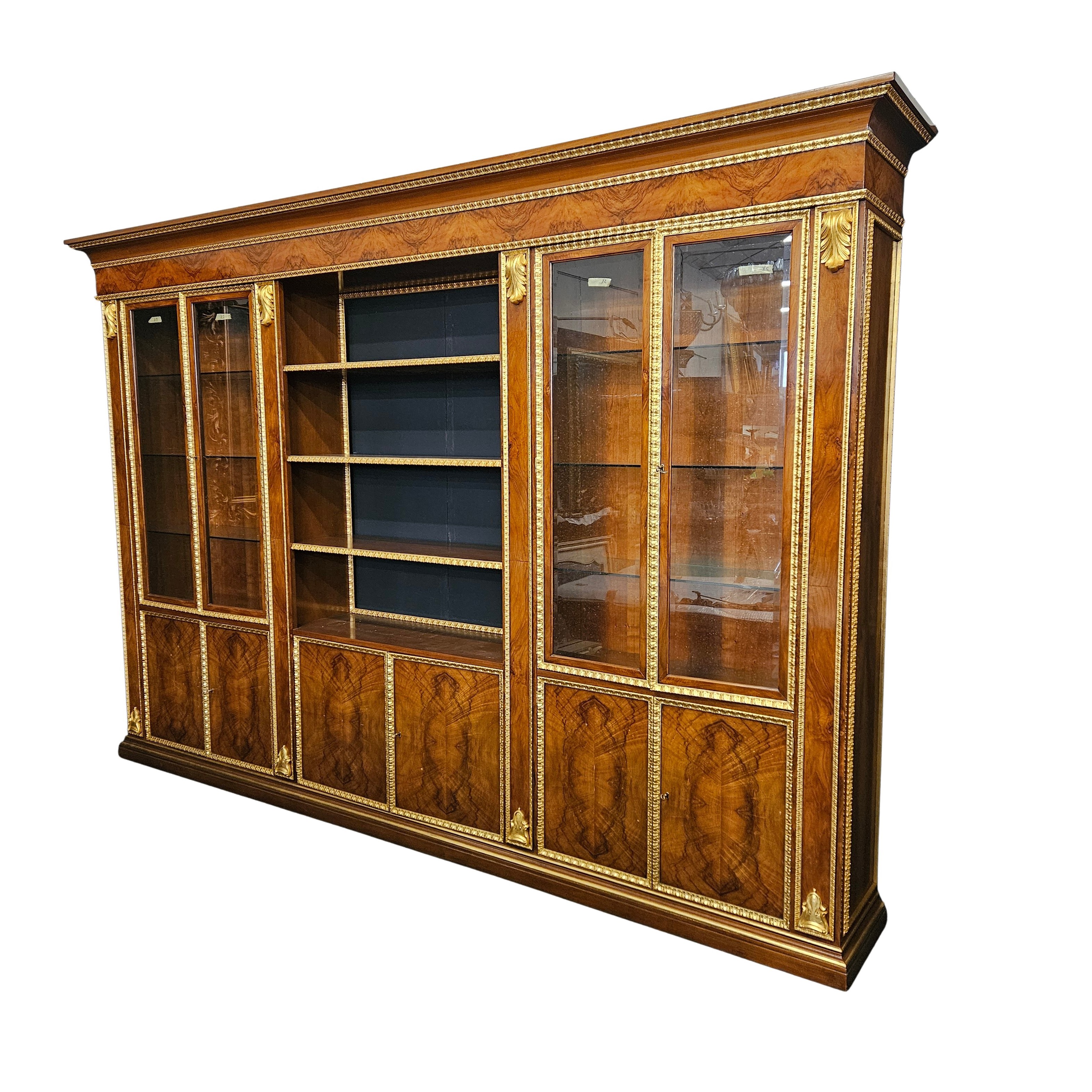 Grande libreria impiallacciata in radica di noce con particolari dorati