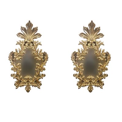Coppia di specchiere in legno dorato, cornice centinata con decorazioni scultoree