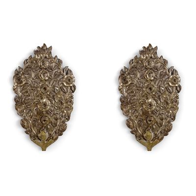 Coppia di portapalme in legno argentato, Napoli, XVIII secolo, scolpiti a fiori e foglie