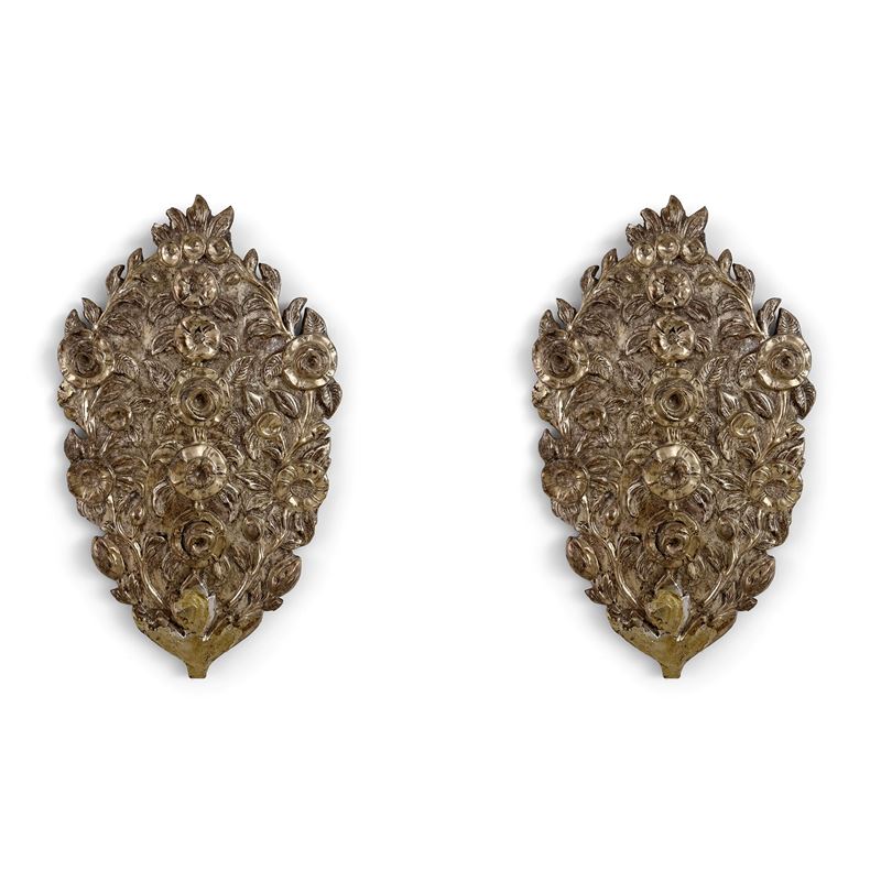 Coppia di portapalme in legno argentato, Napoli, XVIII secolo, scolpiti a fiori e foglie