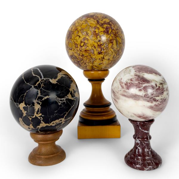 Tre sfere in broccatello di Spagna, marmo portoro e marmo fior di pesco