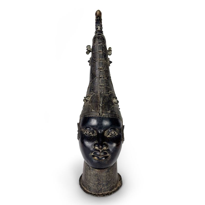 Testa di indigena con alta acconciatura in bronzo patinato