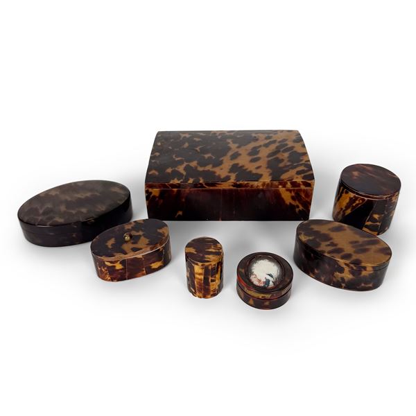 Sette scatole di diversa forma e misura placcate in tartaruga