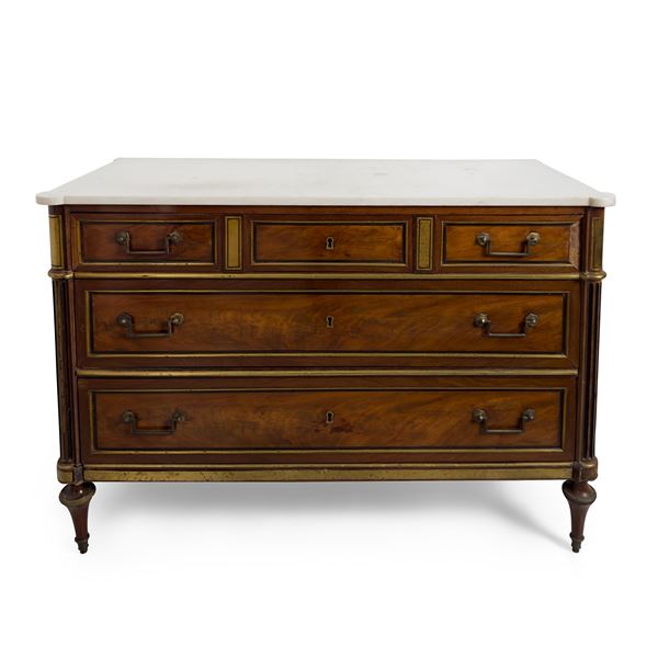Cassettone in mogano con profili in ottone, Francia, XVIII secolo