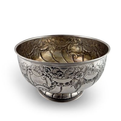 Grande bowl in metallo argentato, sbalzata con motivi floreali e volute