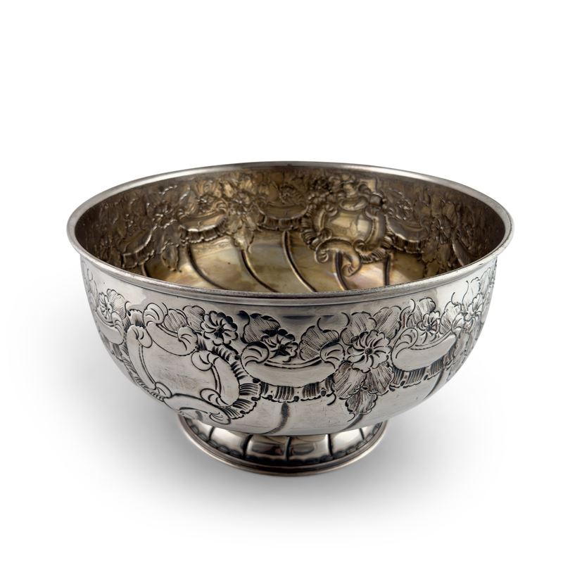 Grande bowl in metallo argentato, sbalzata con motivi floreali e volute
