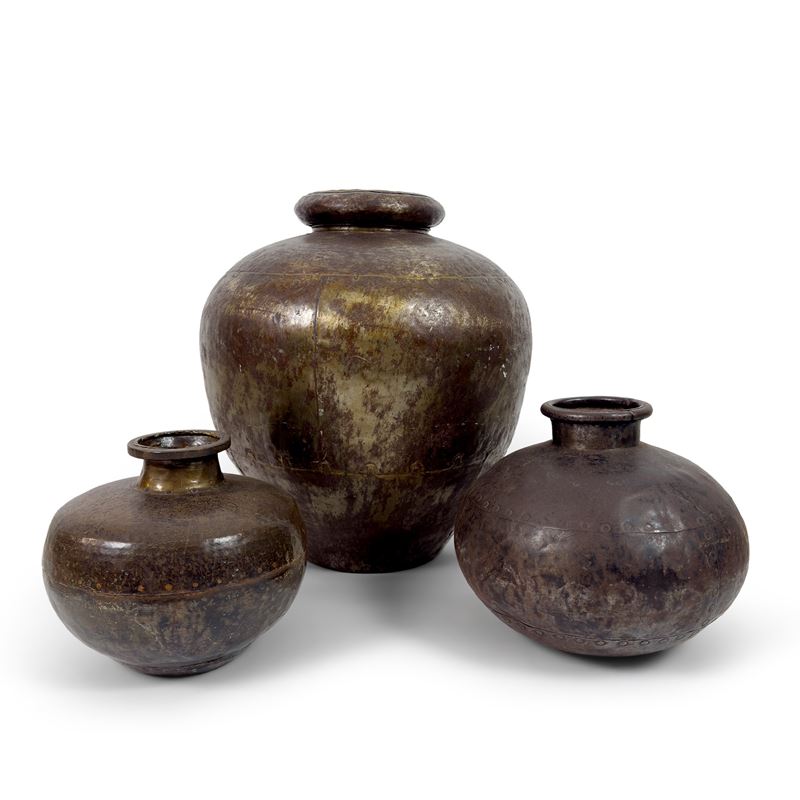 Tre vasi etnici in metallo brunito