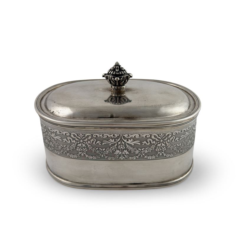 Scatola ovale in argento con coperchio decorato