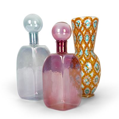 Vaso in vetro arancione decorato a murrine con due bottiglie in vetro soffiato