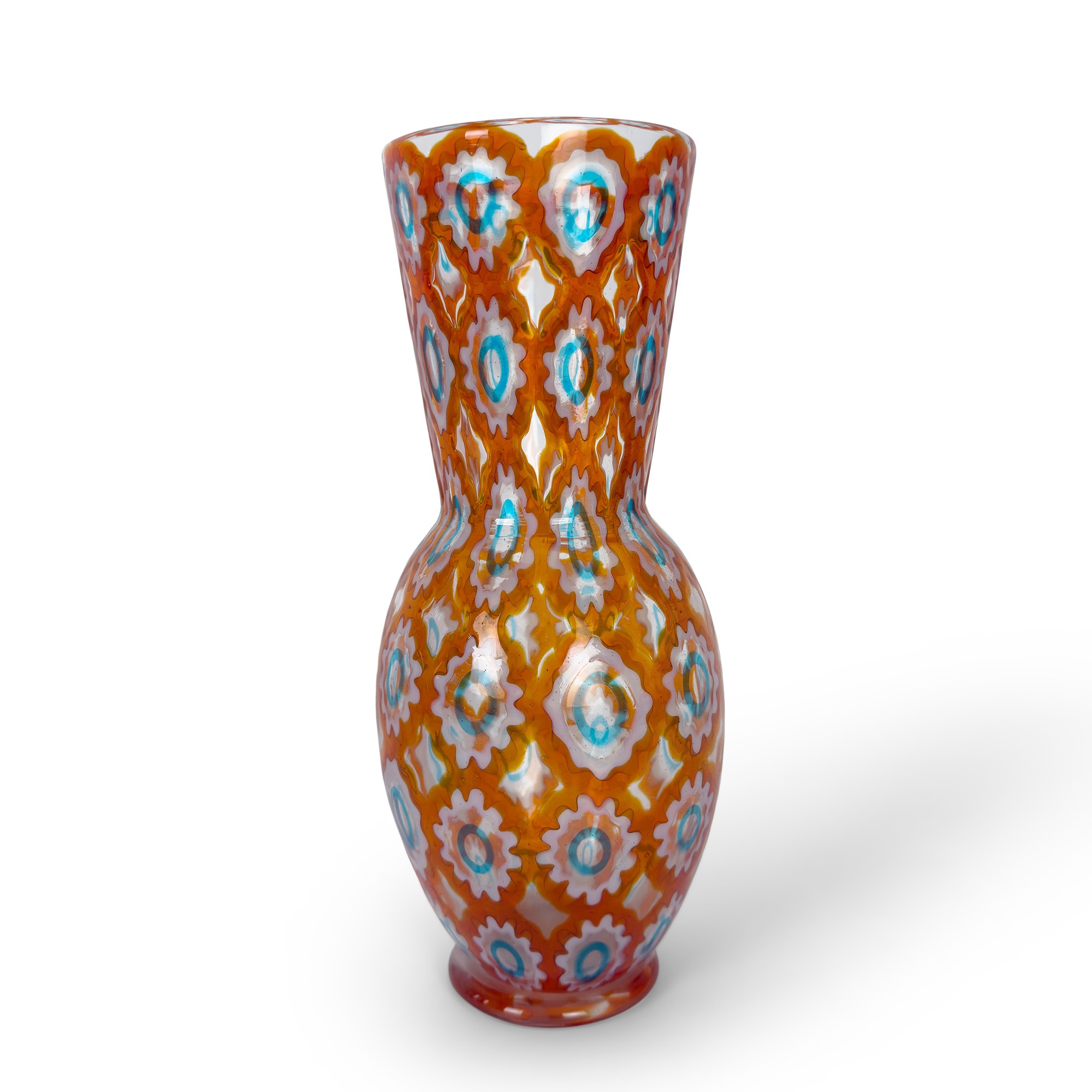 Vaso in vetro arancione decorato a murrine con due bottiglie in vetro soffiato
