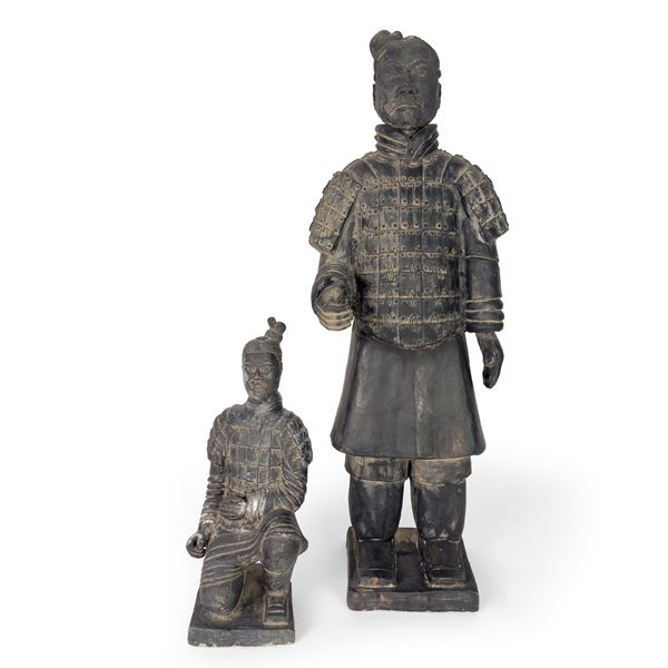 Due guerrieri in terracotta a patina nera, Arte Orientale