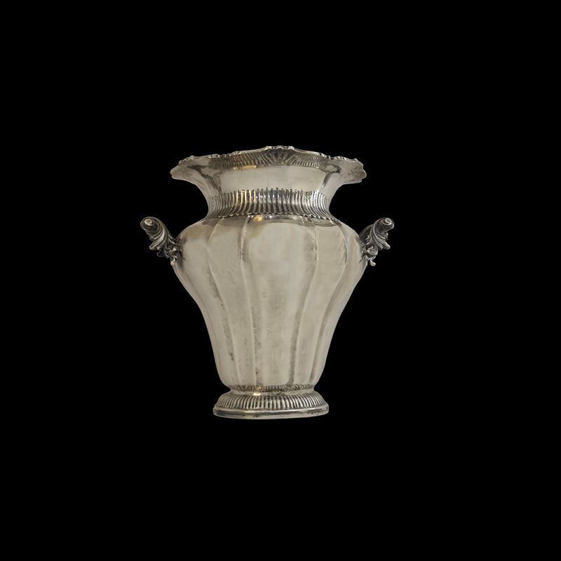 Vaso in argento centinato, altezza cm. 27
