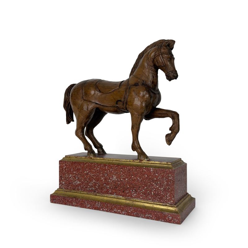 Cavallo in legno scolpito