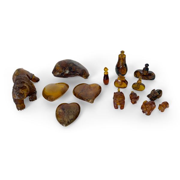 Collezione di 15 oggetti in ambra
