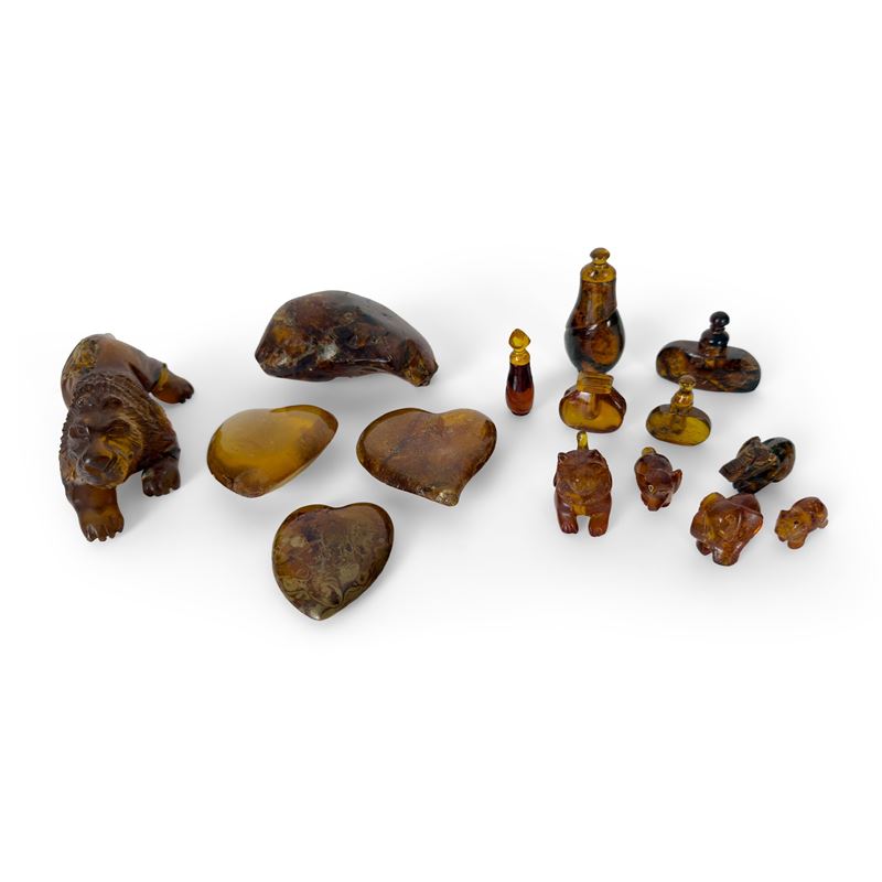 Collezione di 15 oggetti in ambra