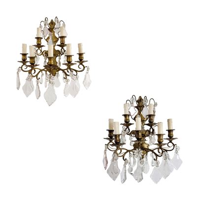 Coppia di appliques in bronzo a sette luci, design raffinato con pendenti in vetro