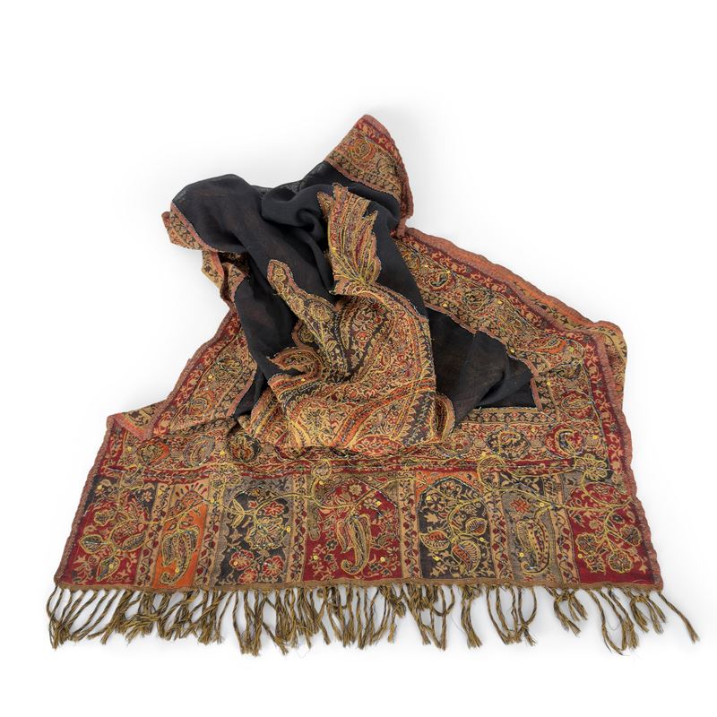 Stola in tessuto nero ricamato a motivi fogliati policromi, manifattura indiana