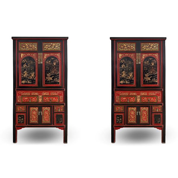 Coppia di mobili a doppio corpo in legno laccato rosso, nero e dorato, Arte Orientale