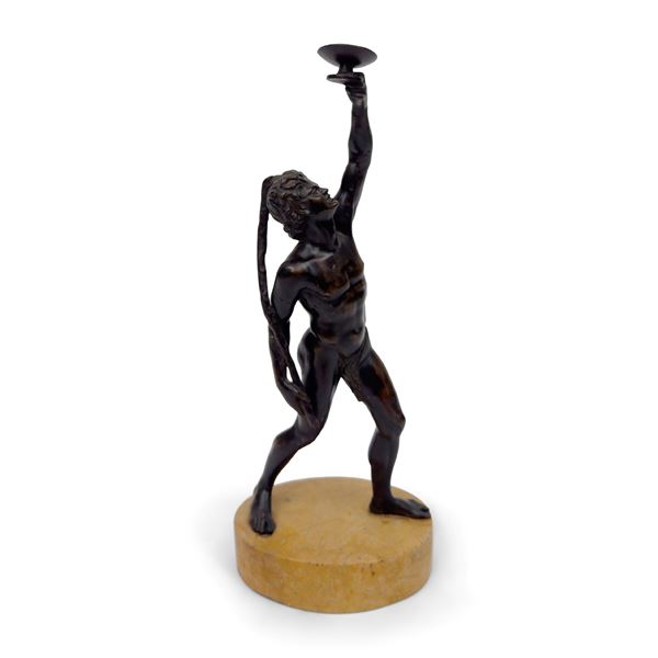 Satiro che alza una coppa di vino, bronzo patinato, XIX secolo