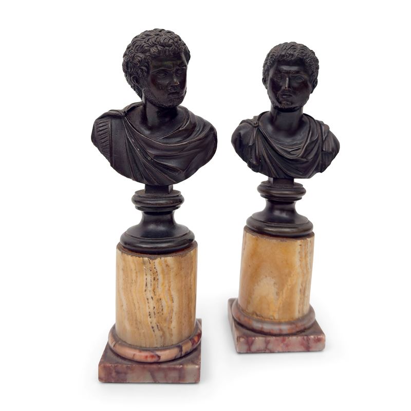 Coppia di statue di imperatori romani in bronzo patinato, inizi del XIX secolo