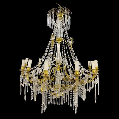 Lampadario in metallo dorato con 12 bracci per candela e decorazioni in vetro