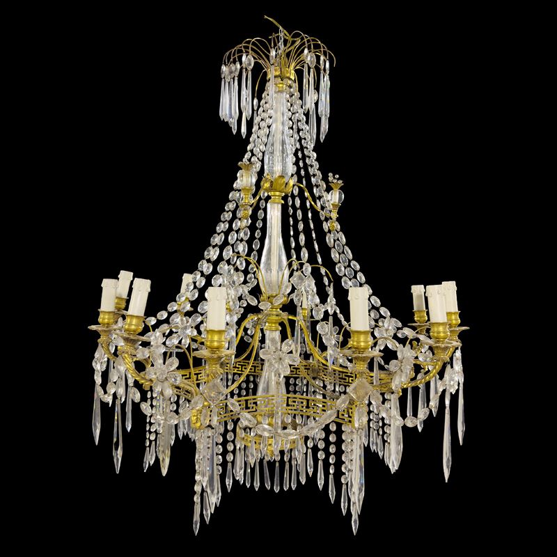 Lampadario in metallo dorato con 12 bracci per candela e decorazioni in vetro