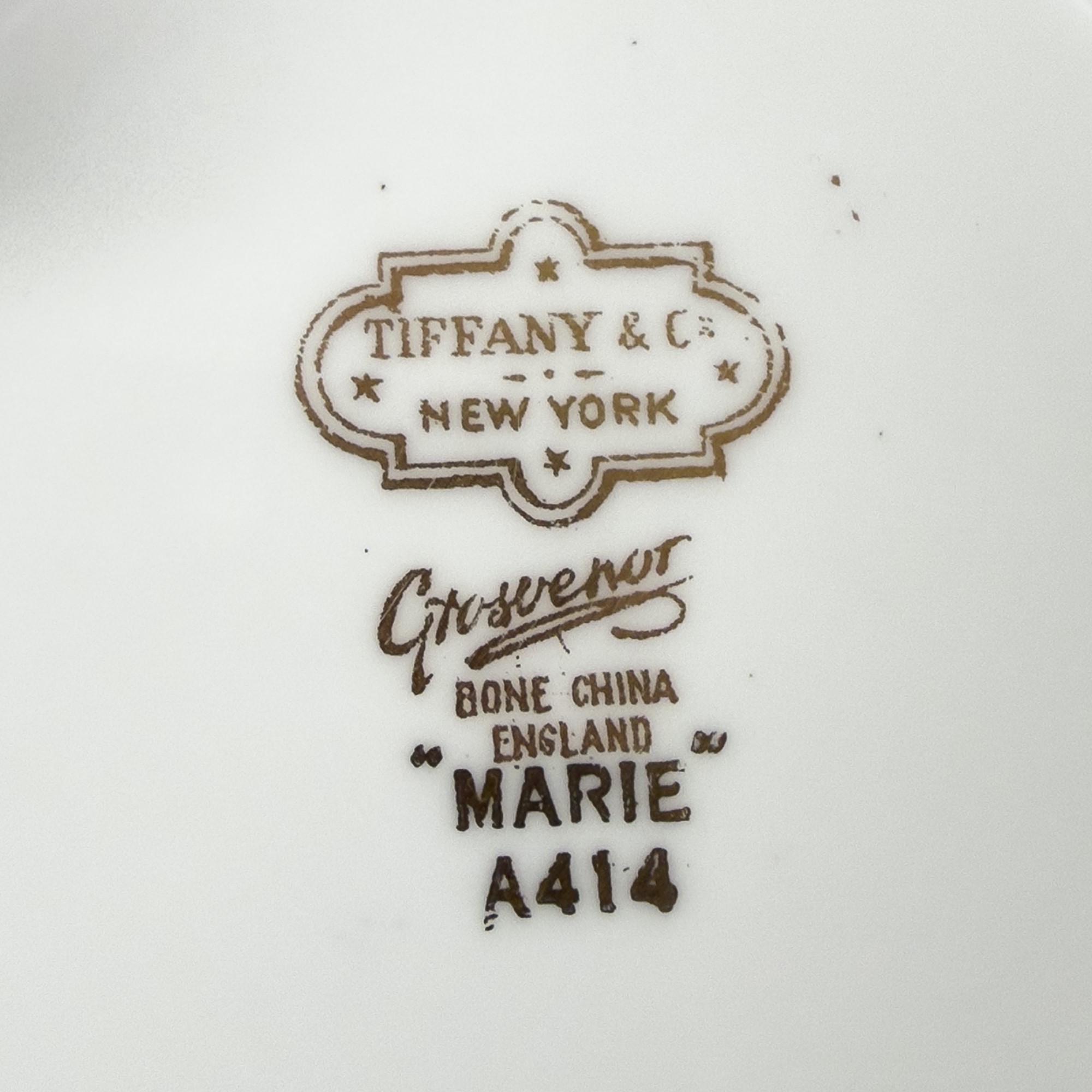 Tiffany & Co., Dieci tazze da consommé Marie in porcellana bianca e dorata con piatti