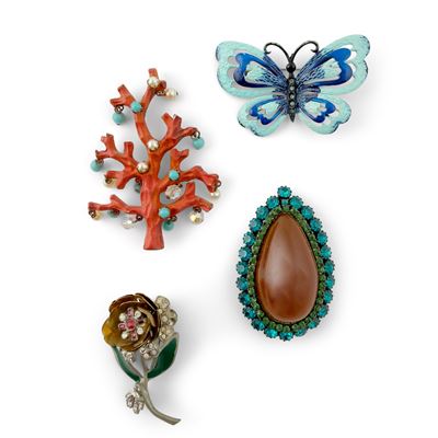 Set di quattro spille, farfalla, ramo di corallo, rosa e goccia, materiali misti