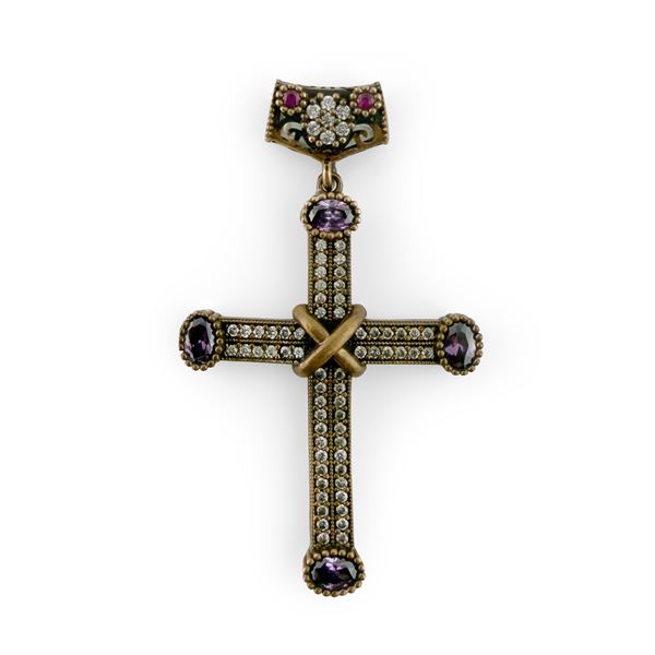 Crocifisso pendente in argento sterling in parte dorato e pietre di colore, inizi del XX secolo