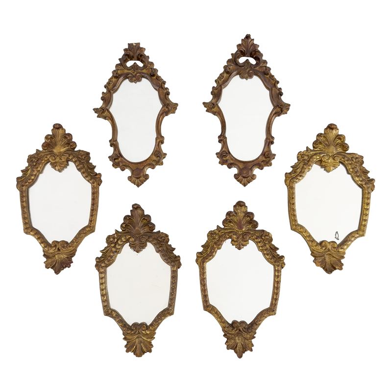 Quattro specchierine di forma centinata in legno dorato