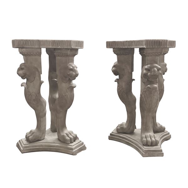 Coppia di basi a tripode in marmo bianco