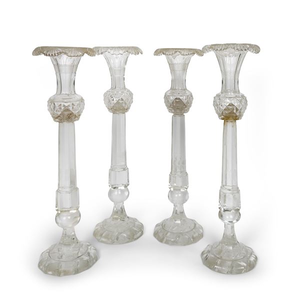 Quattro alti candelieri in vetro molato