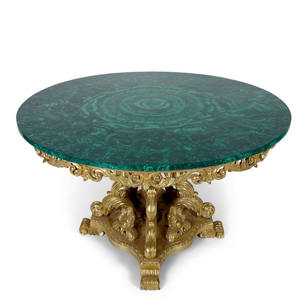 Tavolo in legno dorato con piano circolare placcato in malachite