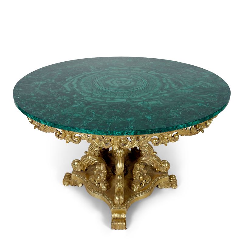 Tavolo in legno dorato con piano circolare placcato in malachite