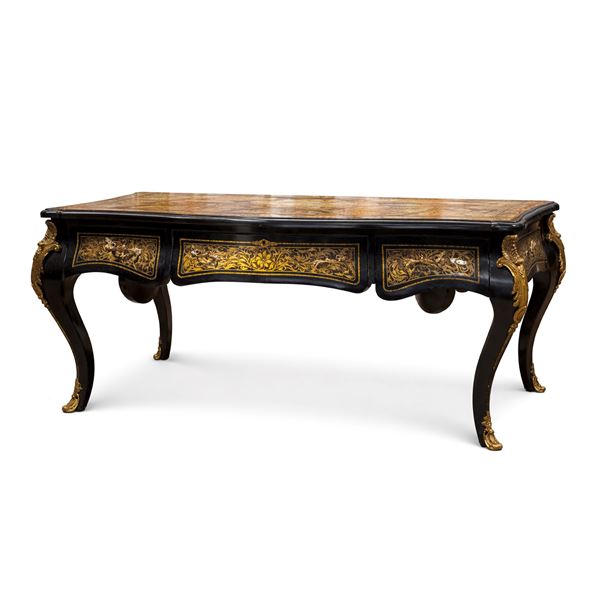 Bureau plat in legno ebanizzato dipinto a simulare un intarsio alla maniera di Boulle