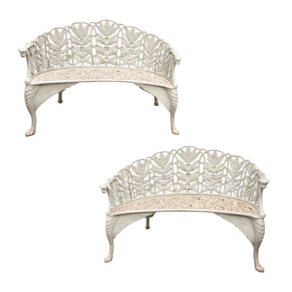 Coppia di panchine a mezzaluna in ghisa verniciata in bianco