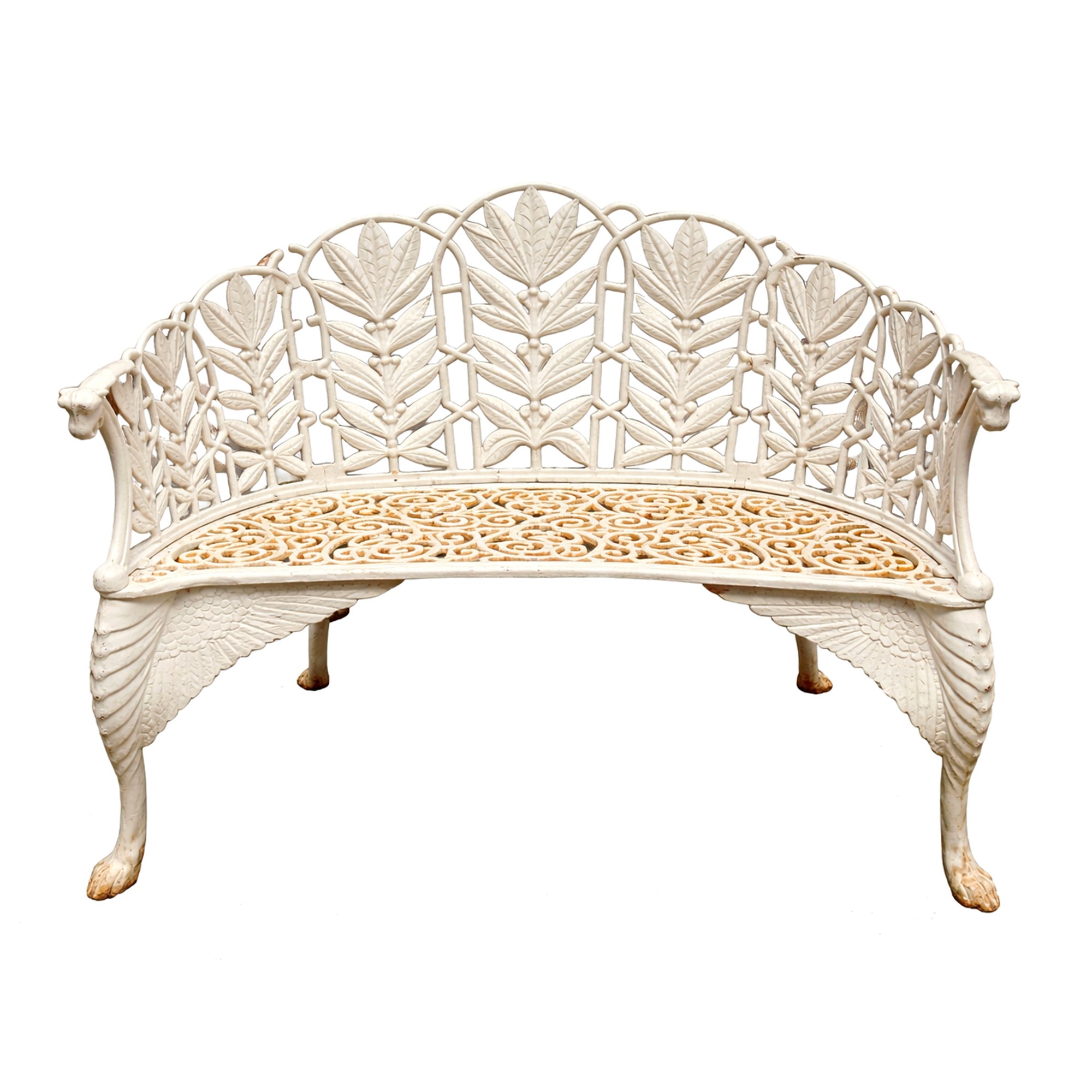 Coppia di panchine a mezzaluna in ghisa verniciata in bianco