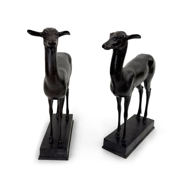 Coppia di giovani cerbiatti in bronzo patinato