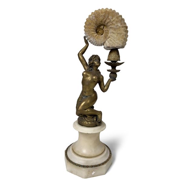 Ninfa che sorregge un fossile, scultura in bronzo dorato