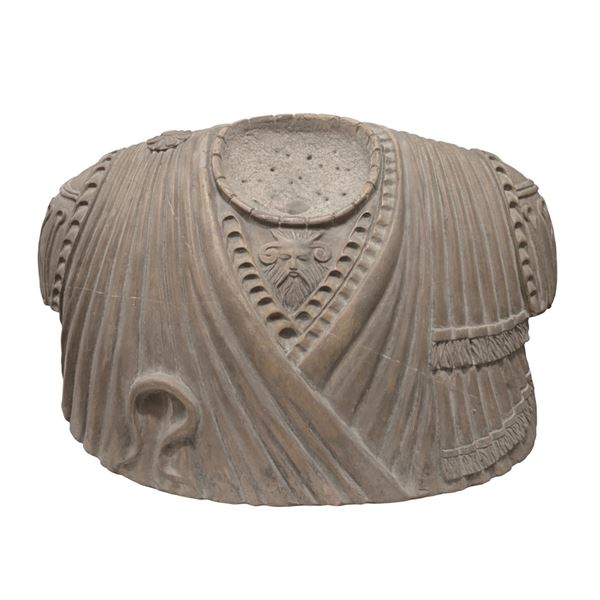 Fregio in marmo bianco raffigurante parte di una toga