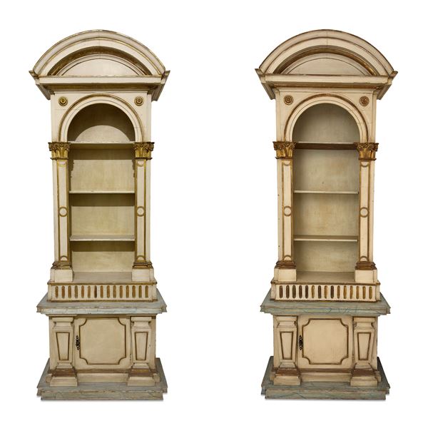 Coppia di antiche librerie a edicola in legno laccato avorio e dorato